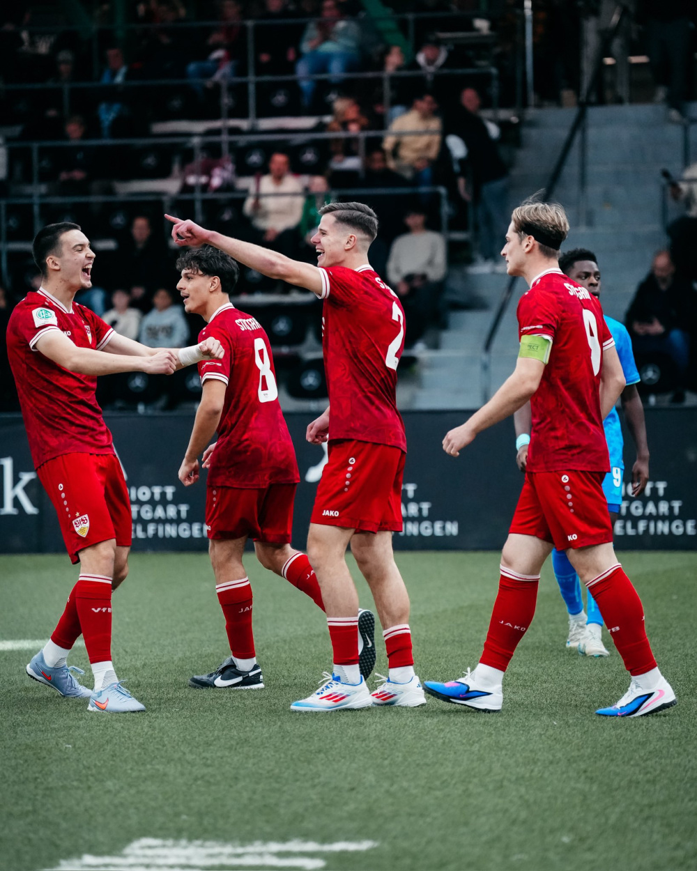 包含从赛后法兰克福调整名单以备德甲到德约科维奇与70激战SKT分钟，巴塞罗那围绕亚冠刷新队史纪录的词条